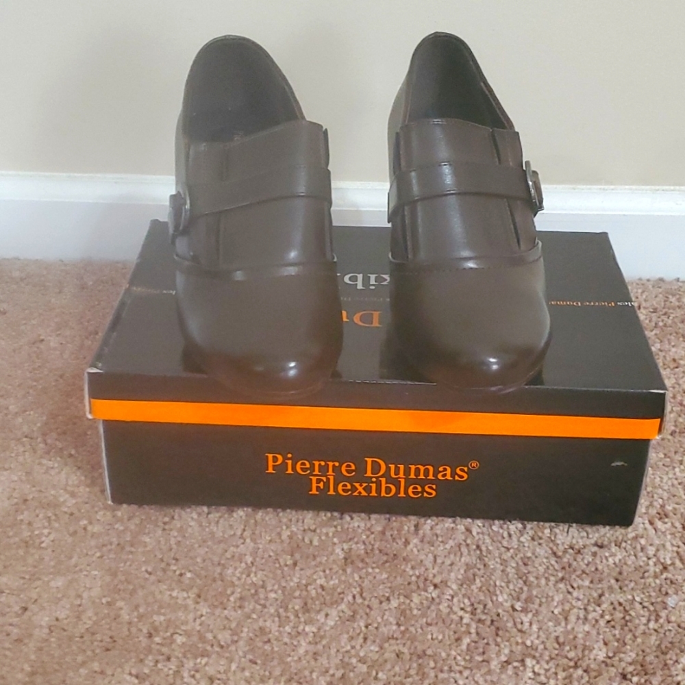 PIERRE DUMAS 2INCH HEEL LEATHER SHOES. BROWN SIZE 9 WIDE. NWT